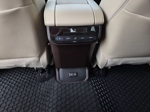 Used 2022 Toyota Highlander XLE FWD image 19