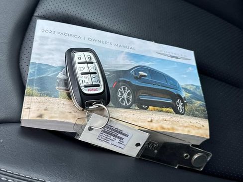 Used 2023 Chrysler Pacifica Touring-L FWD image 4