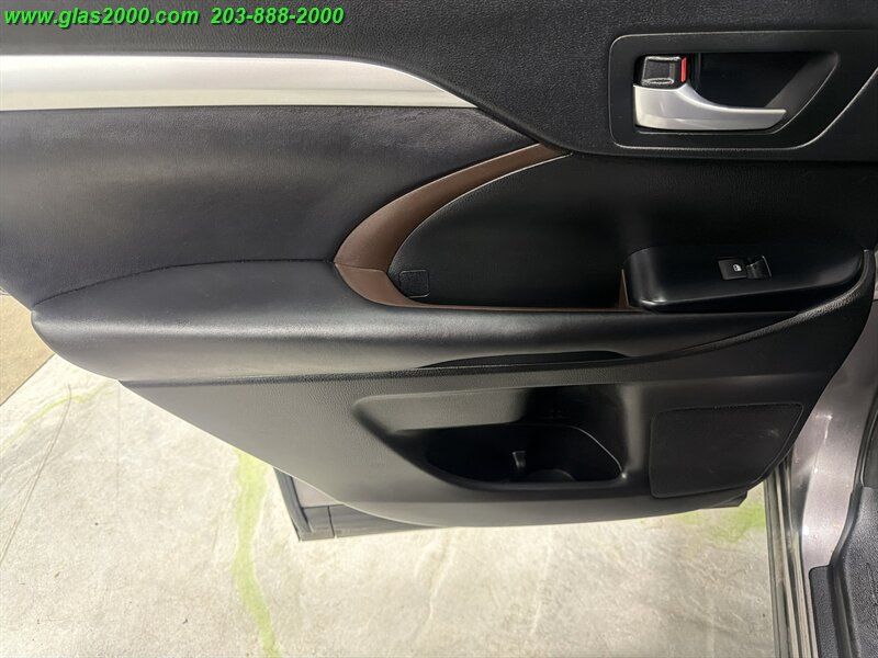 Used 2016 Toyota Highlander XLE AWD/4WD image 25