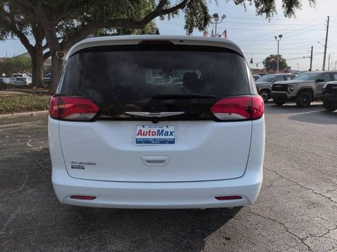 Used 2023 Chrysler Voyager LX FWD image 5