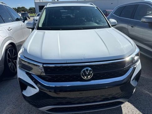 Used 2023 Volkswagen Taos SE w/ Panoramic Sunroof Package FWD image 8