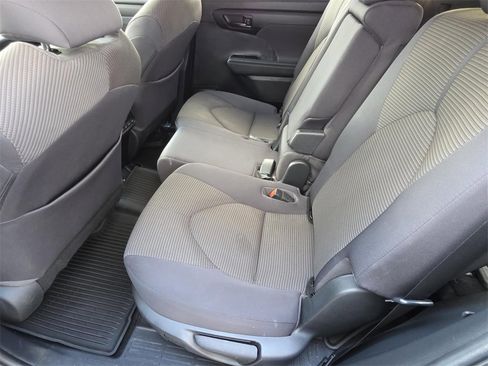 Used 2023 Toyota Highlander LE image 9