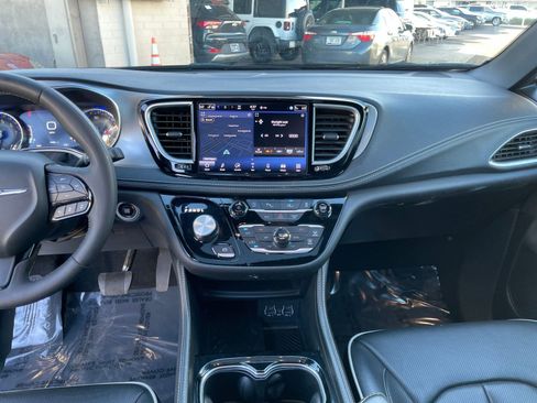 Used 2025 Chrysler Pacifica Limited FWD image 17