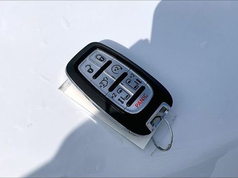Used 2024 Chrysler Pacifica Touring-L FWD image 10