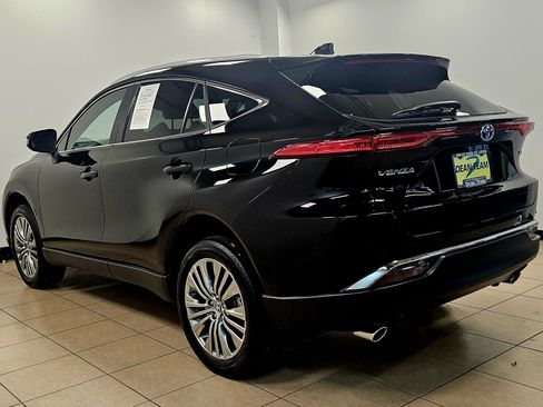 Used 2024 Toyota Venza XLE AWD/4WD image 4