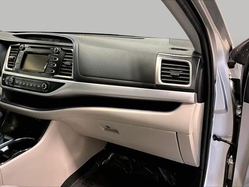 Used 2019 Toyota Highlander LE AWD/4WD image 18