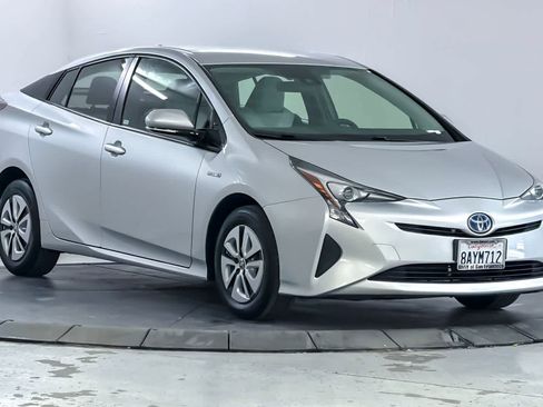 Used 2018 Toyota Prius Two image 9