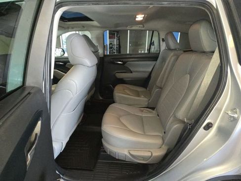 Used 2022 Toyota Highlander XLE image 22