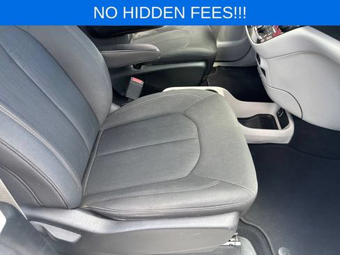 Used 2018 Chrysler Pacifica L FWD image 14