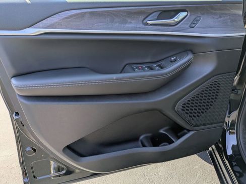 New 2025 Jeep Grand Cherokee Limited w/ Black Appearance Package image 10