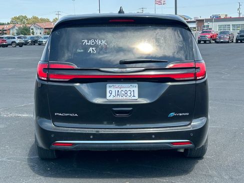 Used 2023 Chrysler Pacifica Touring-L FWD image 4