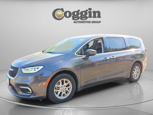 Used 2023 Chrysler Pacifica Touring-L FWD image 1
