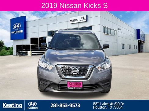 Used 2019 Nissan Kicks S image 2