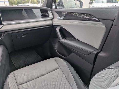 Certified 2026 Volkswagen Tiguan SE R-Line FWD image 21