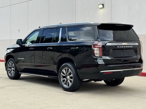 Used 2022 Chevrolet Suburban LT w/ Luxury Package RWD image 2