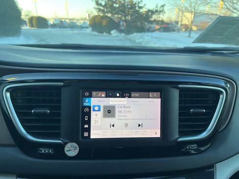 Used 2023 Chrysler Voyager LX image 18