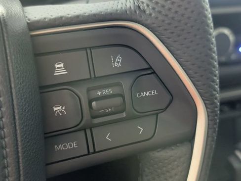 Used 2025 Toyota Tundra Limited AWD/4WD image 17
