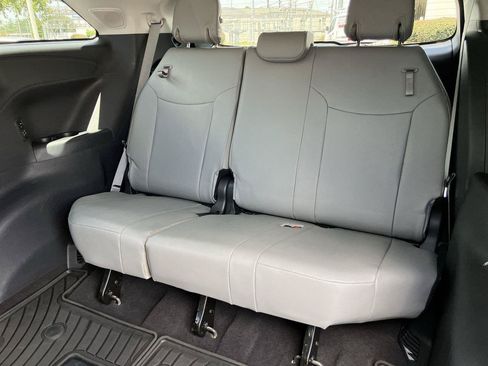 Used 2025 Toyota Sienna XLE w/ XLE Plus Package FWD image 27