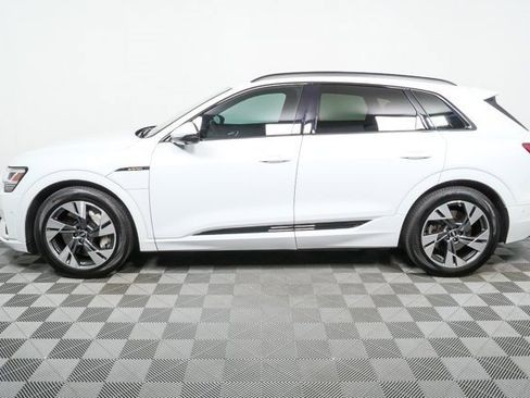 Certified 2022 Audi e-tron Premium image 32