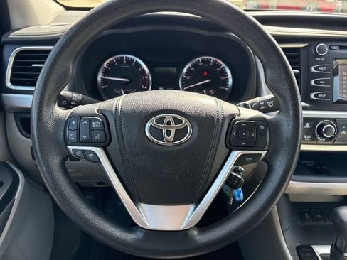 Used 2014 Toyota Highlander LE image 5