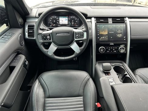 Used 2024 Land Rover Discovery Dynamic SE image 17