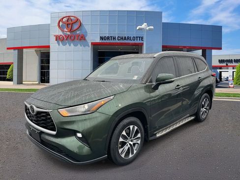 Used 2024 Toyota Highlander XLE image 6