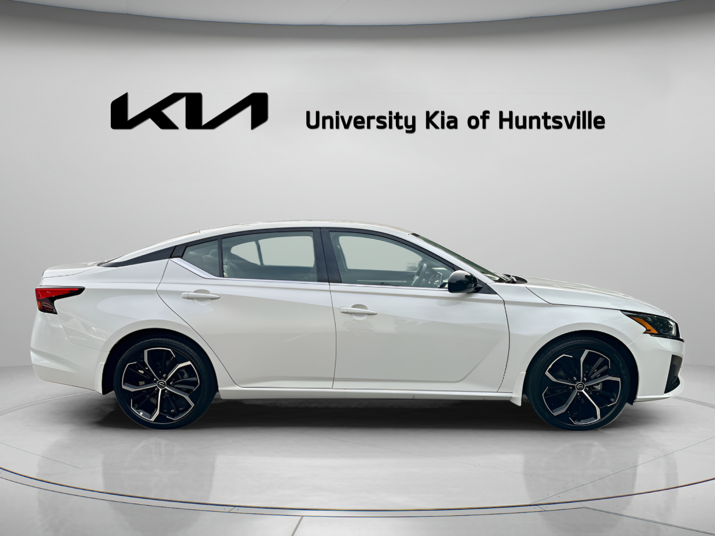 Used 2025 Nissan Altima 2.5 SR FWD image 9