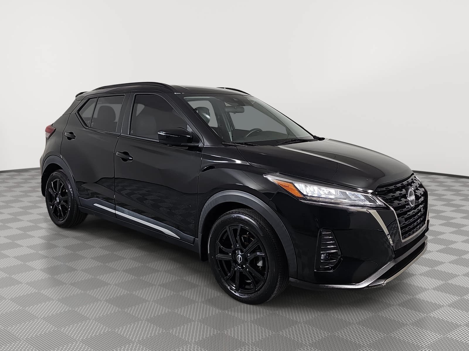 Used 2022 Nissan Kicks SR w/ Premium Package FWD image 2
