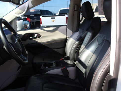 Used 2017 Chrysler Pacifica Premium image 9