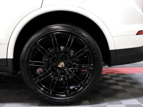 Used 2018 Porsche Cayenne Platinum Edition w/ Premium Package image 79