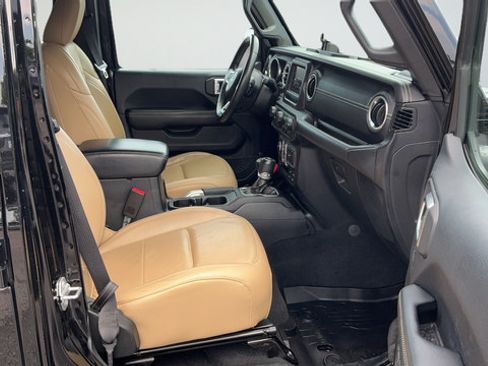 Used 2018 Jeep Wrangler Unlimited Sahara AWD/4WD image 23