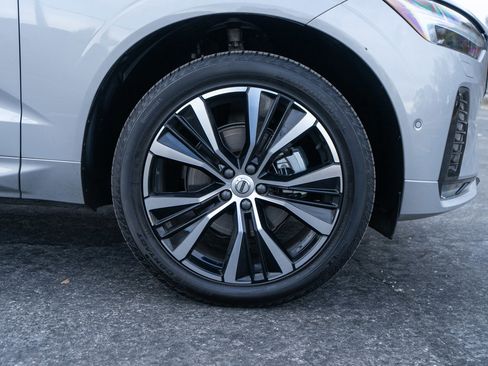 Used 2025 Volvo XC60 B5 Plus image 11