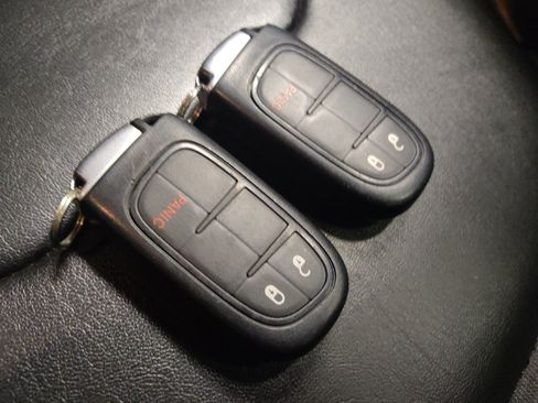 Used 2020 Jeep Cherokee Latitude Plus FWD image 32