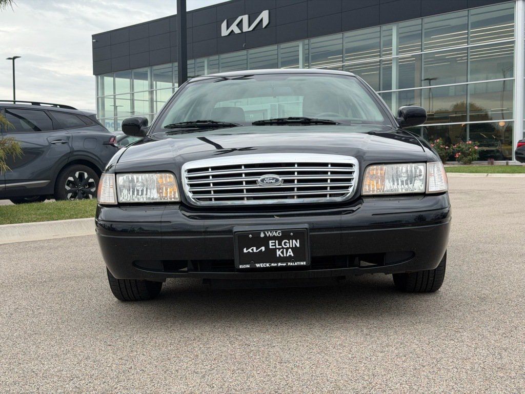Used 2011 Ford Crown Victoria LX w/ Comfort Appearance Pkg RWD image 2