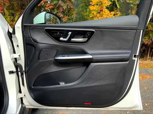 Used 2024 Mercedes-Benz GLC 300 4MATIC w/ Driver Assistance Package image 22