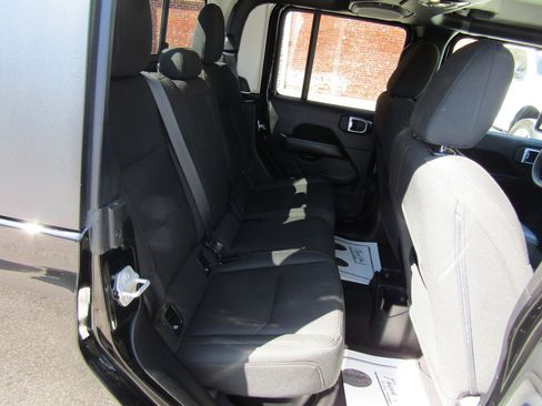 Used 2023 Jeep Gladiator Overland AWD/4WD image 16