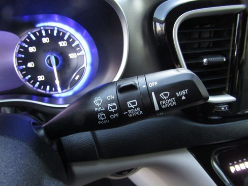 Used 2022 Chrysler Pacifica Touring-L FWD image 12