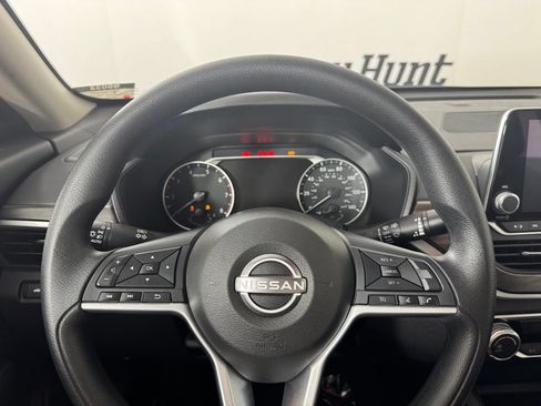 Used 2025 Nissan Altima 2.5 SV FWD image 13