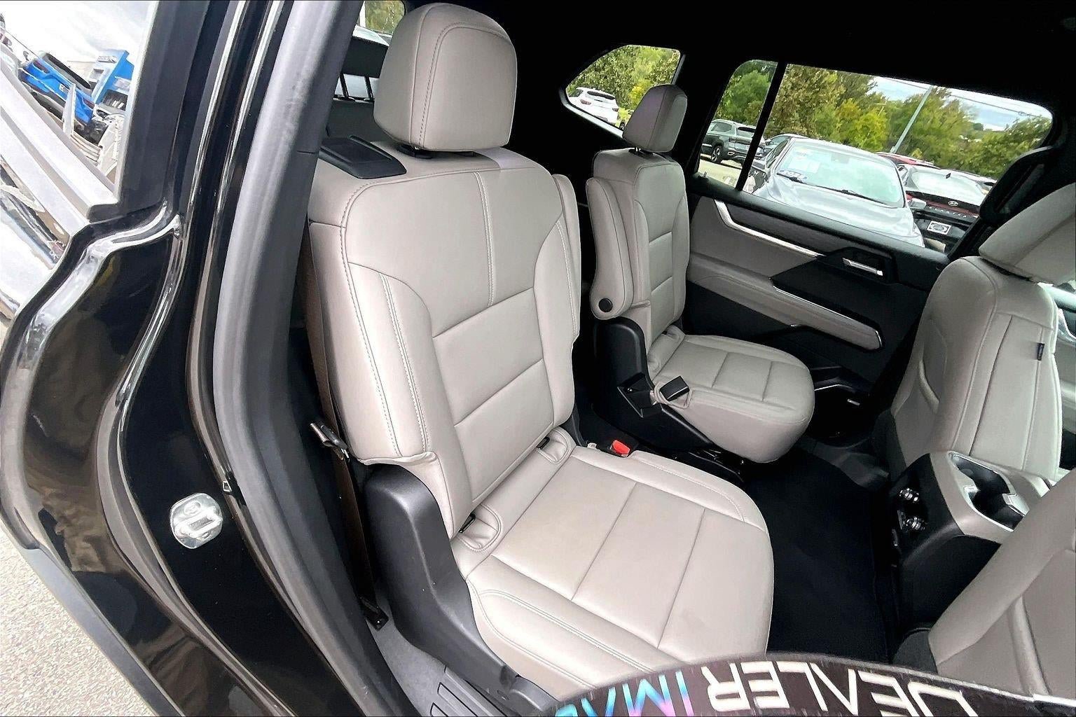 Used 2026 GMC Acadia Elevation w/ Elevation Premium Package FWD image 22