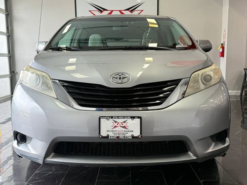 Used 2012 Toyota Sienna LE FWD image 2