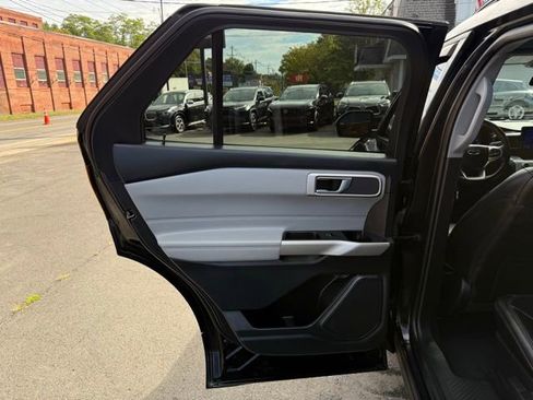 Used 2022 Ford Explorer XLT w/ Equipment Group 202A AWD/4WD image 16