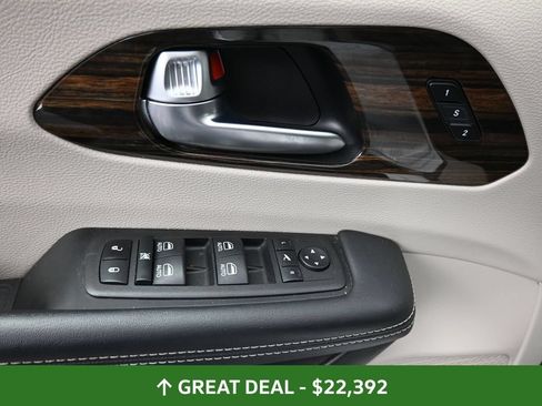 Used 2023 Chrysler Pacifica Limited FWD image 30