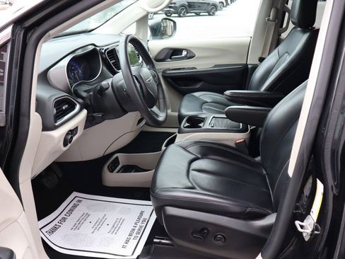 Used 2023 Chrysler Pacifica Touring-L FWD image 6