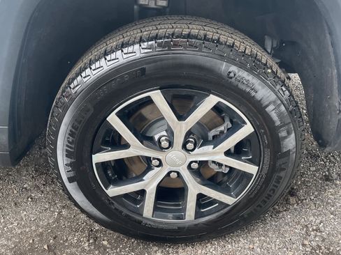 Used 2024 Jeep Grand Cherokee L Limited image 10