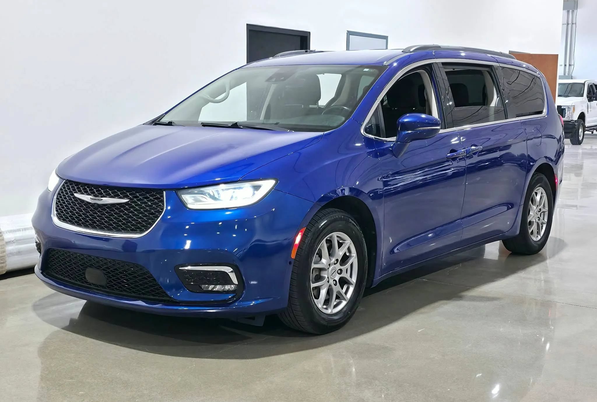 Used 2021 Chrysler Pacifica Touring w/ Cold Weather Group FWD image 8