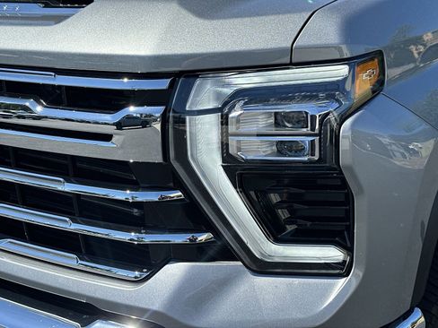 Used 2025 Chevrolet Silverado 2500 LTZ w/ LTZ Convenience Package image 11