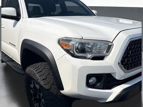 Used 2018 Toyota Tacoma TRD Off-Road AWD/4WD image 13