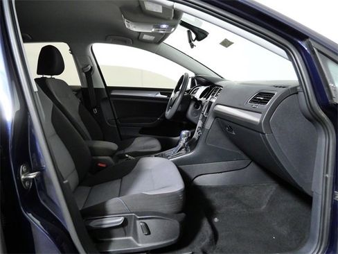 Used 2016 Volkswagen e-Golf SE w/ DC Fast Charging Package image 10