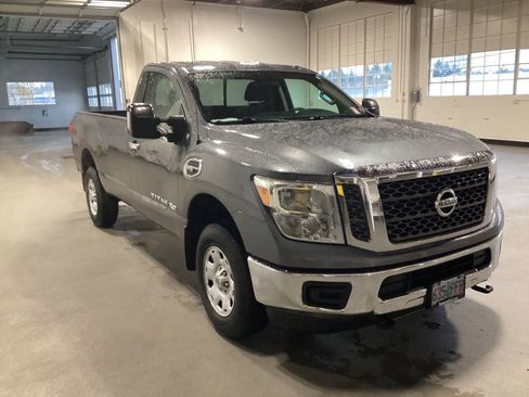 Used 2017 Nissan Titan SV image 8