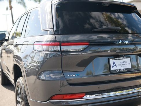 Used 2023 Jeep Grand Cherokee Overland w/ Luxury Tech Group IV AWD/4WD image 13